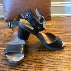 Dansko Black Leather Women's block heel Sandals- great condition!